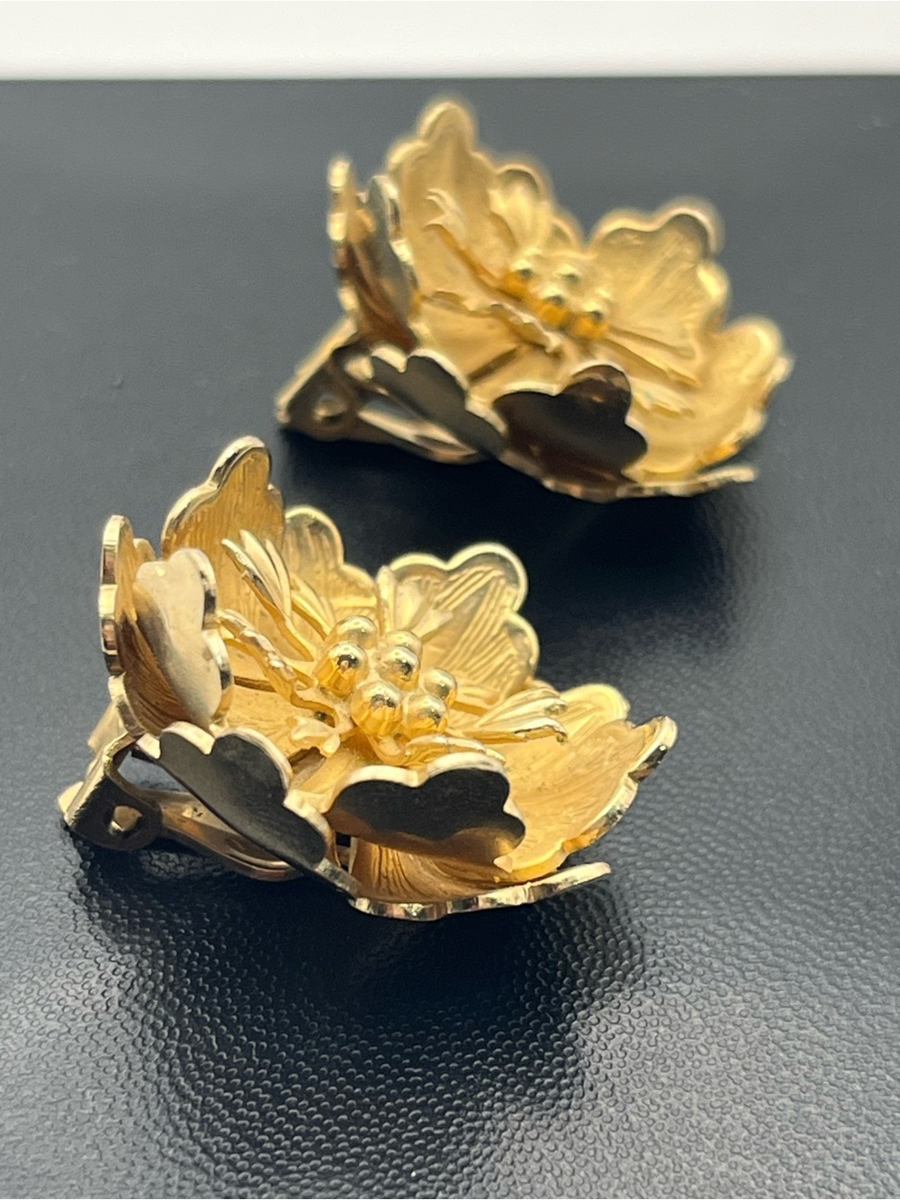 3D gold tone flower clip on earrings vintage - Picture 7 of 16